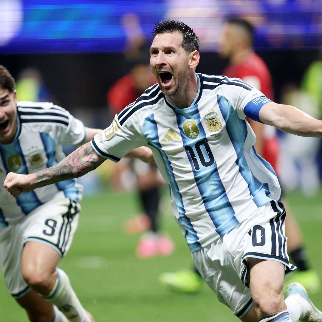 Lionel Messi de Argentina celebra el segundo gol con Julián Álvarez. Foto: Reuters